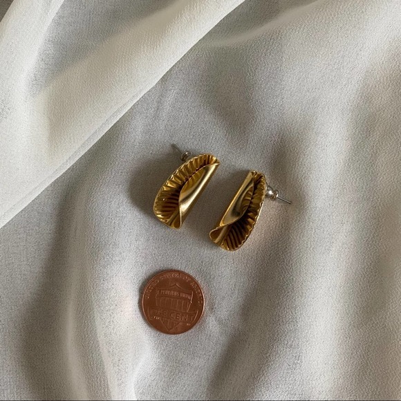 Vintage Gold Ribbed Folded Texture Earrings - Picture 4 of 5